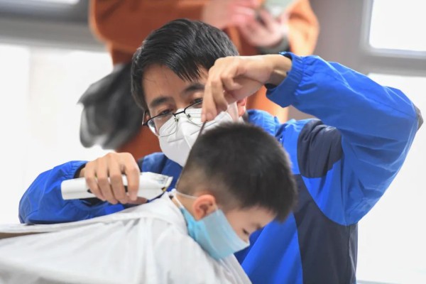 温情社会,自重塑邻里关系始