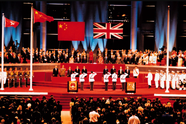 香港回归后,末代港督彭定康落寞回到英国,后来在英国诸事不顺