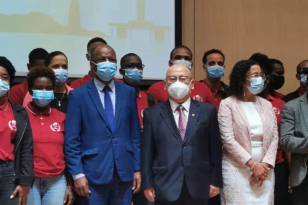 拔冗出席-驻佛得角大使与佛总理席尔瓦共同出席华为ICT大赛颁奖仪式